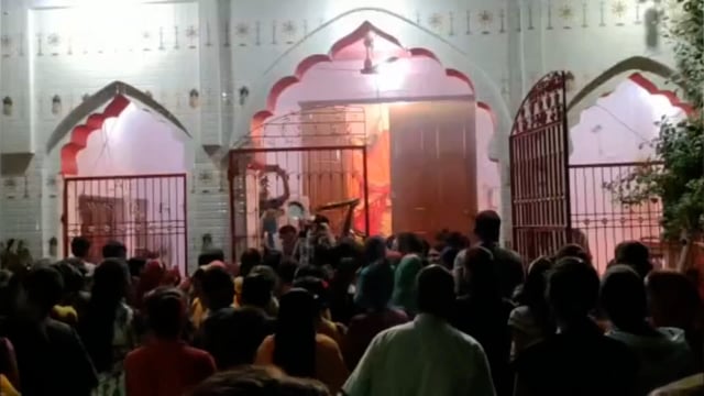 तारापुर दुर्गा मंदिर में संध्या आरती को लेकर लगी भक्तजनो की भीड़