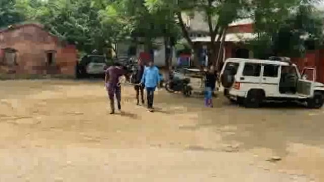 Tarapur पुलिस ने लौना गांव से 28 पाउच महुआ शराब के साथ दो तस्कर को गिरफ्तार दो बाईक बरामद