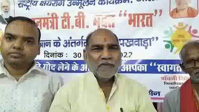 जालौन
सेवा सप्ताह मना रहे भाजपाइयों ने आज़ सदर विधायक गौरीशंकर वर्मा के साथ जालौन सामुदायिक स्वास्थ्य केंद्र में फल बांट