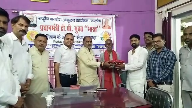 जालौन
सेवा सप्ताह के अंतर्गत समाजसेवी संजू खत्री ने सहयोगियों के साथ सामुदायिक स्वास्थ्य केंद्र जालौन में फल बांटे 