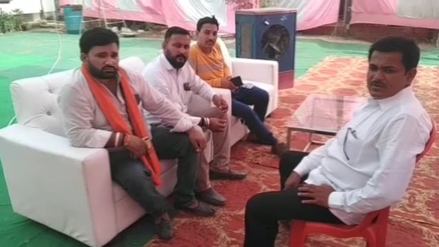 वजीरगंज अंतर्गत ग्राम पंचायत सहिबापुर में अवध केसरी सेना के प्रमुख ठाकुर नीरज सिंह बैठक संगठन को मजबूत करने व क्षेत्र की