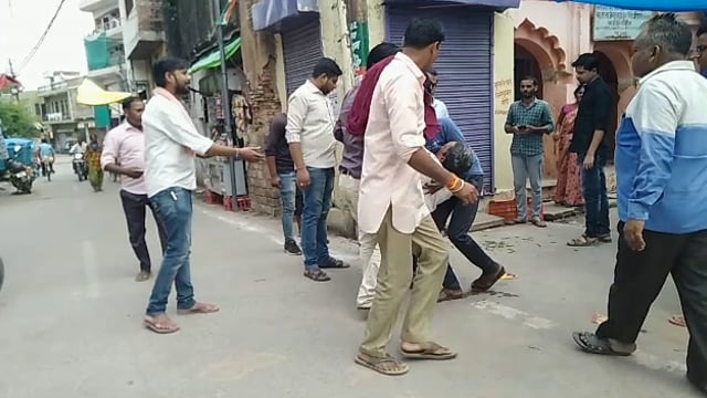 जालौन
आवारा जानवर आए दिन बन रहें हैं हादसों का सबब
आज़ जालौन नगर क्षेत्र में बैठगंज बाजार में एक व्यक्ति को रौंदा 