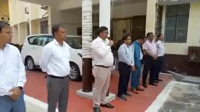 डीएम ने कलेक्ट्रेट में तैनात अधिकारियों,कर्मचारियों को दिलाई गुटखा छोड़ने की शपथ
