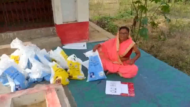 कन्नौज के इंदरगढ़ के गहिरा गांव में कार्यकत्री कु समादेवी द्वारा गर्भवती धात्री वह बच्चों को वितरित किया गया पोषाहार