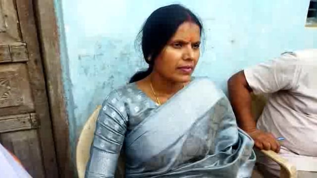 विगत 28 सितंबर को मधुपुर औरैया के पास रोड एक्सीडेंट में मृतक सुभाष के घर परिजनों से मुलाकात करती स विधायिका