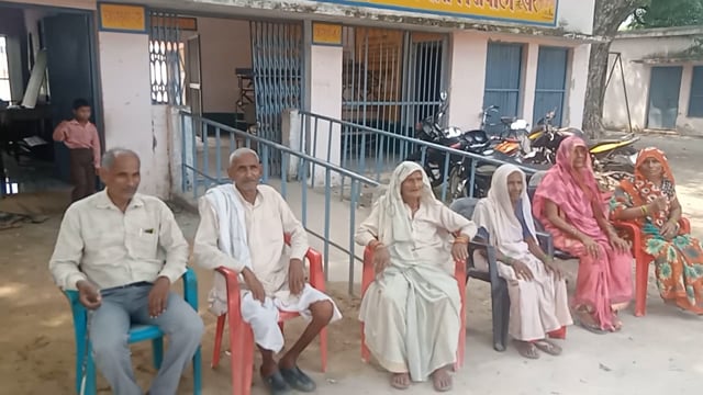 खैर ब्लाक के गांव शिवाला स्कूल में लगाया गया शिविर जो बुजुर्ग 80 साल से लगभग हैं उन्हें पोलिंग बूथ तलक लाने ले जाने के 