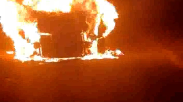 कार बनी आग का गोला मालिक व चालक ने बमुश्किल कूदकर बचाई जान