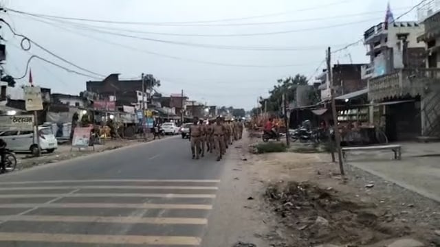 वजीरगंज थानाअध्यक्ष चन्द प्रताप सिंह के नेतृत्व में पुलिस ने पैदल गस्त कर कानून व्यवस्था मजबूत करने का दिया संदेश 