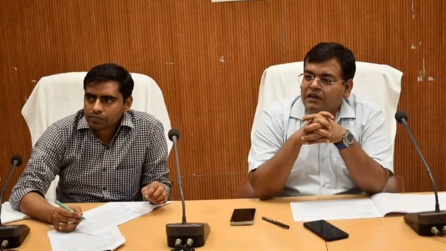 कलेक्ट्रेट सभागार में बैठक में डीएम ने जिम्मदरो को व्यापारियों की समस्याओं के समाधान के निर्देश ।