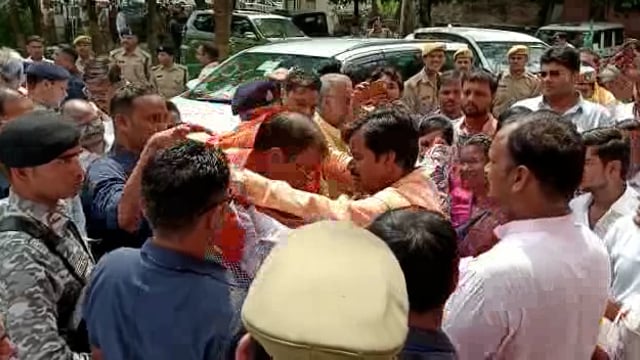 जालौन
जालौन पहुंचे सूबे के उप मुख्यमंत्री केशव प्रसाद मौर्य
समीक्षा बैठक, निरीक्षण पदाधिकारियों, कार्यकर्ताओं से मुलाकात