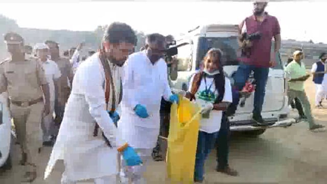 यूनाइटेड कॉलेज नैनी व वीआईपी संगम घाट पर केंद्रीय मंत्री अनुराग सिंह ठाकुर द्वारा स्वच्छता अभियान की हुई शुरुआत
