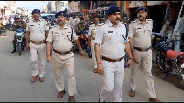दुर्गा पूजा और नगर पंचायत चुनाव को लेकर एसडीपीओ के नेतृत्व में पुलिस ने किया फ्लैग मार्च