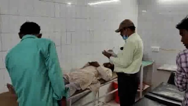 तेज रफ्तार पिकअप कार की टक्कर से बाइक सवार 2 लोग घायल