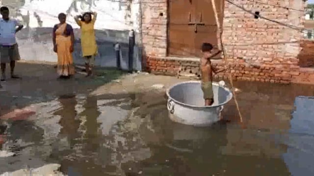 वृंदावन के यमुना खादर में बसे लोगों की बाढ़ के पानी ने बढ़ाई मुश्किल संसाधन के अभाव में घरों में हुए कैद 