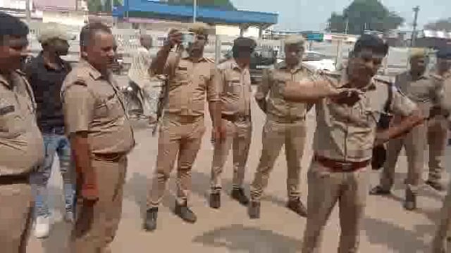औरैया जिले के फफूंद रेलवे स्टेशन पर आरपीएफ जीआरपी व सिविल पुलिस के द्वारा अनशन कारी अन्नू पाल को दी जा रही सख्त हिदायतें