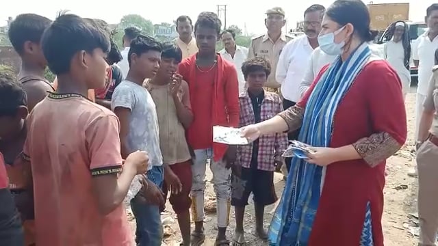 जालौन
जिलाधिकारी जालौन चांदनी सिंह का दिखा मानवीय चेहरा
कूड़ा बीनने वाले बच्चों से गाड़ी से उतरकर बात की पढ़ने को कहा 