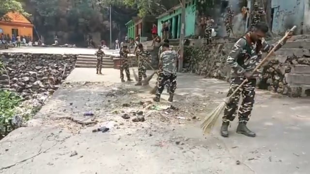 चानन: श्रृंगीऋषि धाम मंदिर परिसर एसएसबी जवानों ने चलाया सफाई अभियान। 