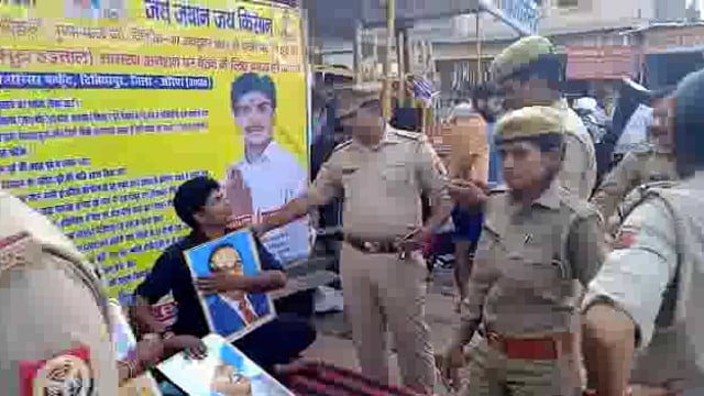 वायरल हो रहा वीडियो फफूंद रेलवे स्टेशन पर ट्रेनों के ठहराव को लेकर अनशन पर बैठे मां बेटे को पुलिस ने लिया हिरासत में