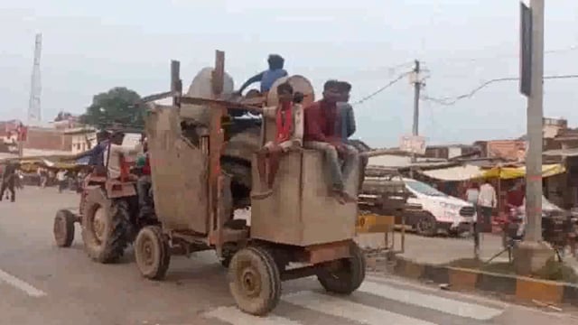 कानपुर में घटी घटना के बाद भी सबक नहीं ले रहे ट्रैक्टरों पर बैठने वाले लोग#Prayagraj 