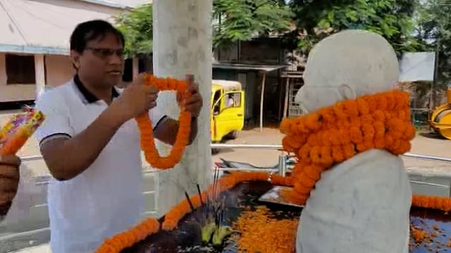 तारापुर में महात्मा गांधी के जयंती पर बापू के प्रिय भजन रघु पति राघव राज राम को गा कर मनाया गया