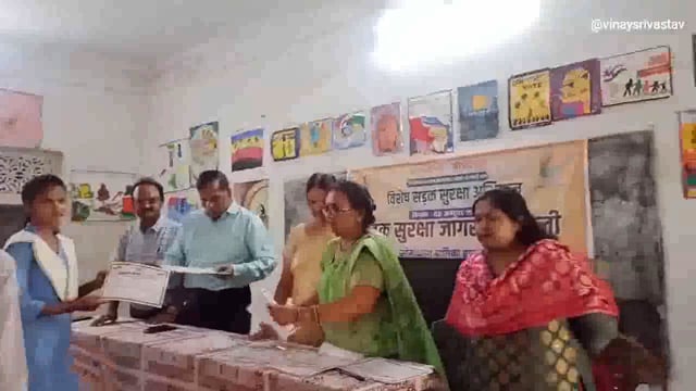 पोस्टर द्वारा सड़क सुरक्षा सप्ताह में लोगों को किया गया जागरूक