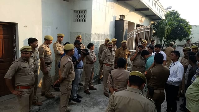 झांसी पुलिस ने 48 घंटे रिमांड के लिए दीप नारायण सिंह यादव को फिर से बाहर निकाल कर उनके गांव ले गए।