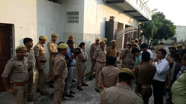 झांसी पुलिस ने 48 घंटे रिमांड के लिए दीप नारायण सिंह यादव को फिर से बाहर निकाल कर उनके गांव ले गए।