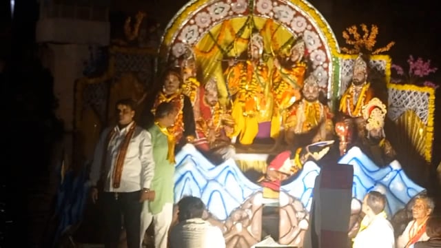 मानसी गंगा में बड़े ही धूमधाम से निकली ऐतिहासिक सेतु लीला , सेतु लीला देखने को उमड़ी दर्शको की भीड़ ।