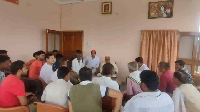 इटवा अपने आवास पर MLA माता प्रसाद पांडे ने क्षेत्रवासियों की सुनी समस्या अधिकारियों को दिए निस्तारण आदेश