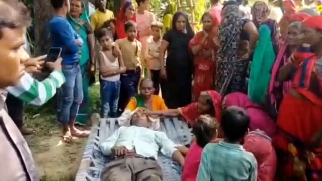 पेड़ से गिरकर एक बुजुर्ग की मौत मौके पर पहुंची पुलिस ने शव को कब्जे में लेकर भेजा पोस्टमार्टम 