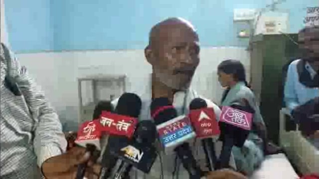 जिला अस्पताल में मानवीय संवेदनाएँ हुईं तार-तार बेटे की पीठ पर वार्ड पहुंचा बीमार पिता