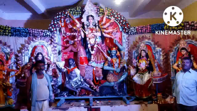 मां दुर्गा का पट खुलते ही मां के दर्शन हेतु उमड़ी श्रद्धालुओं की भीड़