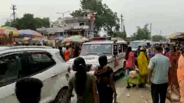 दुर्गा पूजा को शांतिपूर्ण मनाने को लेकर पुलिस प्रशासन ने तारापुर से रणगांव तक किया फ़्लैग मार्च ।