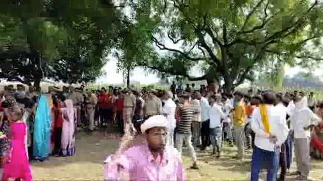 औरैया के दिव्यापुर थाना के निरंजनपुर गांव में दुष्कर्म के बाद युवती की हत्या कर फेंका शव। एसपी मौके पर पहुंची