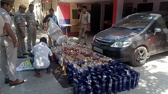 यमुना एक्सप्रेस वे पर होंडा सिटी कार में भारी मात्रा में शराब पकड़ी दो तस्कर दबोचे