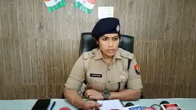 थाना दिबियापुर के अन्तर्गत किशोरी का संदिग्ध अवस्था में शव मिलने के सम्बन्ध में पुलिस अधीक्षक औरैया श्रीमती चारू निगम 