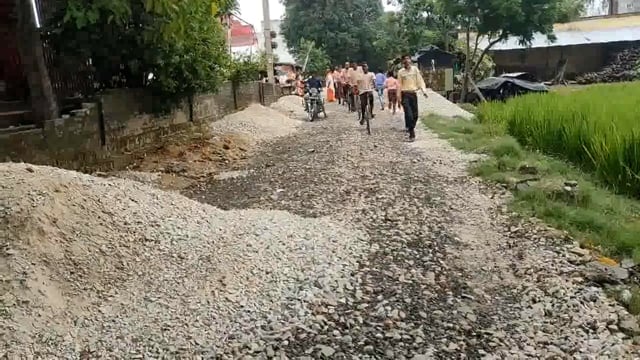 कन्या पूर्व माध्यमिक विद्यालय असनहरा में बच्चों के भविष्य के साथ खिलवाड़ कर रहे शिक्षक पढ़ाई छोड़ बच्चों को भेजते हैं आर