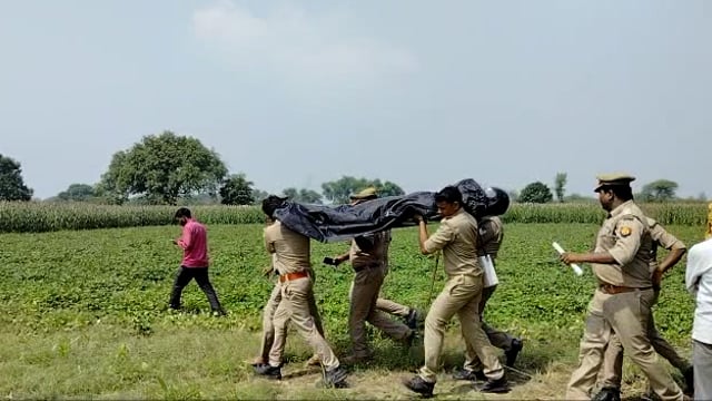 दिबियापुर थाना क्षेत्र के एक गांव में  बाजरा के खेत में मिले शव को पुलिस ने  कब्जे में लेकर पोस्टमार्टम के लिए भेजा