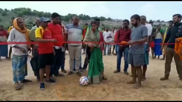 एक दिवसीय फुटबॉल टूर्नामेंट का प्रखंड प्रमुख पल्लवी भारती ने फीता काटकर किया उद्घाटन