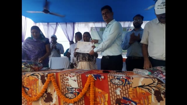 डीएम नवीन कुमार ने शिवकुण्ड पंचायत के मुखिया गया देवी को स्वच्छता एवं विकास कार्य के लिए पुरस्कार देकर किया सम्मानित।   