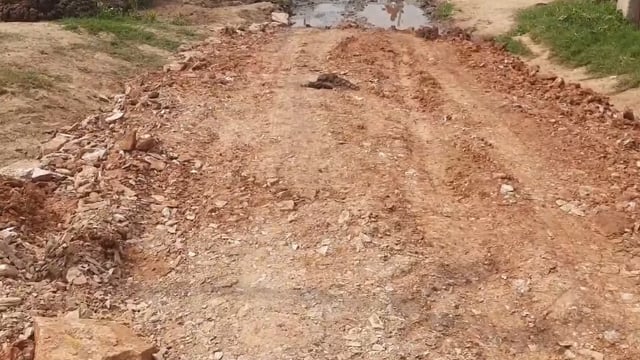 चानन  : कमियांपुर गांव के मुख्य सड़क को जलजमाव से मिलेगा निजात,  हो लहा सड़क में मिट्टी भराई कार्य। 