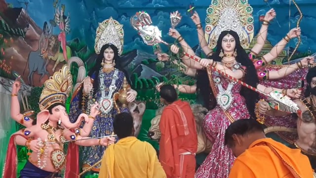 चानन  : चानन प्रखंड क्षेत्र के विभिन्न मंदिरों व पूजा पंडालों में पट खुलते ही देवी दर्शन को उमड़ी भीड। 