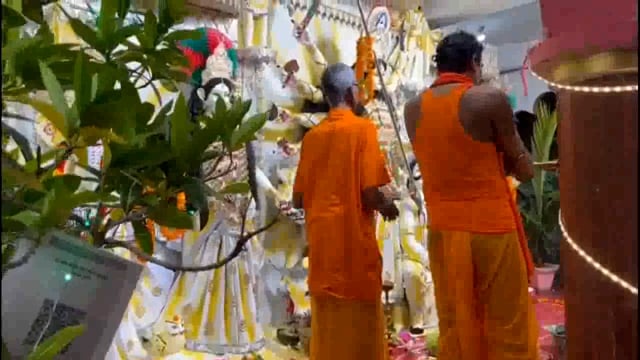 माँ दुर्गा का खुला पट दर्शन करने को उमड़ी भीड़