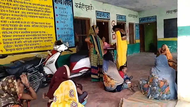 नवाबगंज सीडीपीओ के निर्देश पर वितरण किया गया पूरक पोषाहार