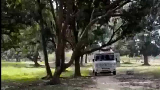 गरीबों के निशुल्क चिकित्सा स्वास्थ्य सेवा पर ग्रहण, 
सचल वैन में MO,ANM समेत पांच का स्टाफ, वीरान जगह पर वैन, सो रहा