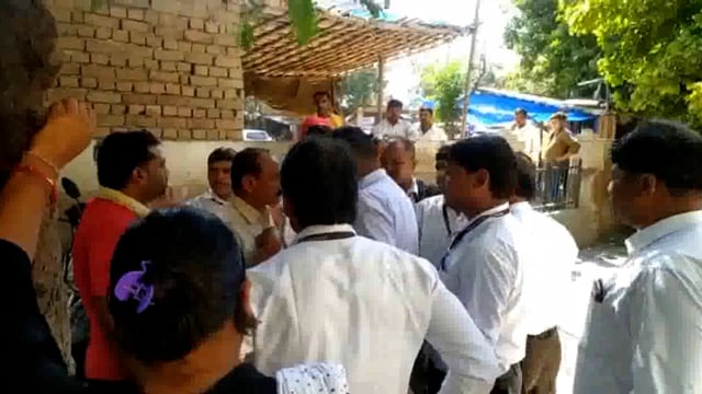 अधिवक्ता की दलील सुने बिना दाखिला खारिज करने पर अधिवक्ता ओर लेखपाल के बीच हुई मारपीट ,मामला गोवर्धन तहसीलदार आफिस का ।