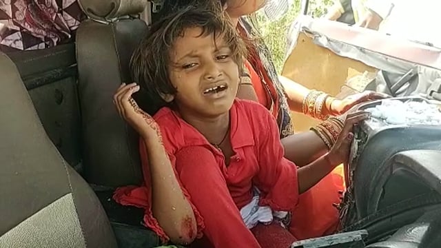 जालौन
रतनगढ़ माता मंदिर से दर्शन कर लौट रहे श्रद्धालुओं से भरी वैन टकराई वैन में सवार 10में से 7 घायल
