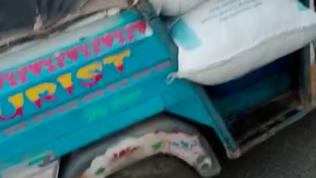 जालौन
गरीबों के हक पर डाका डाल कर कालाबाजारी को ले जाया जा रहा चावल पकड़ा
पिता-पुत्र गिरफ्तार
कालपी यमुना पुल का मामला 