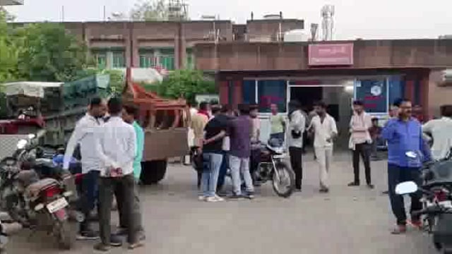 हादसे की चपेट में आकर ट्रैक्टर सवार युवक की दर्दनाक मौत