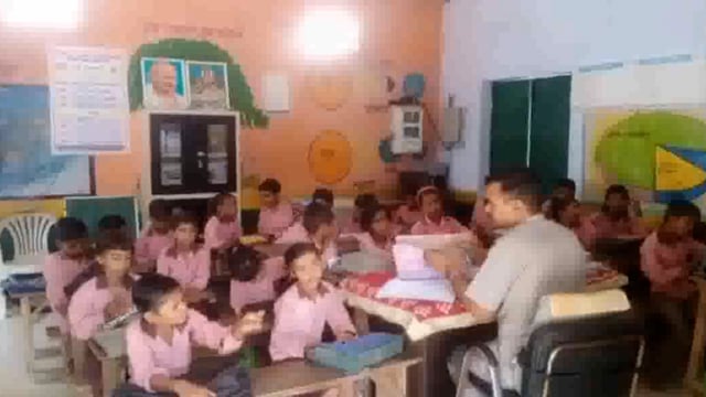 एक विद्यालय कीऔर छत गिरने के  कगार पर शिकायतों पर नहीं हो रही है कोई सुनवाई